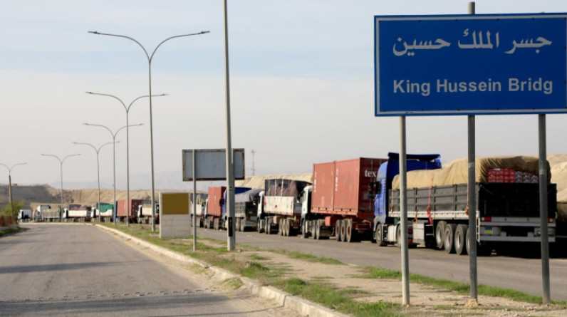 عبر جسر الملك حسين.. 115 شاحنة مساعدات أردنية إلى غزة